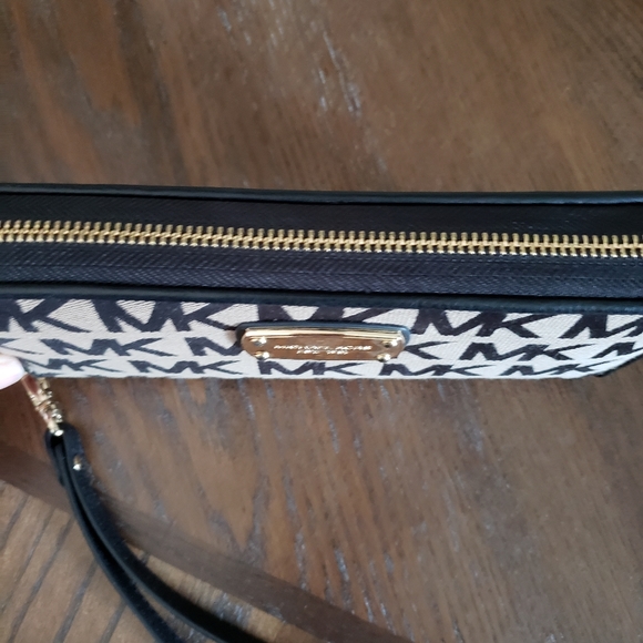 Michael Kors wristlet - Picture 4 of 5
